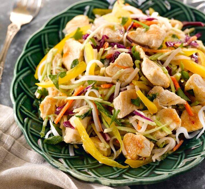 Ensalada de Pollo y Brócoli con Fideos de Arroz