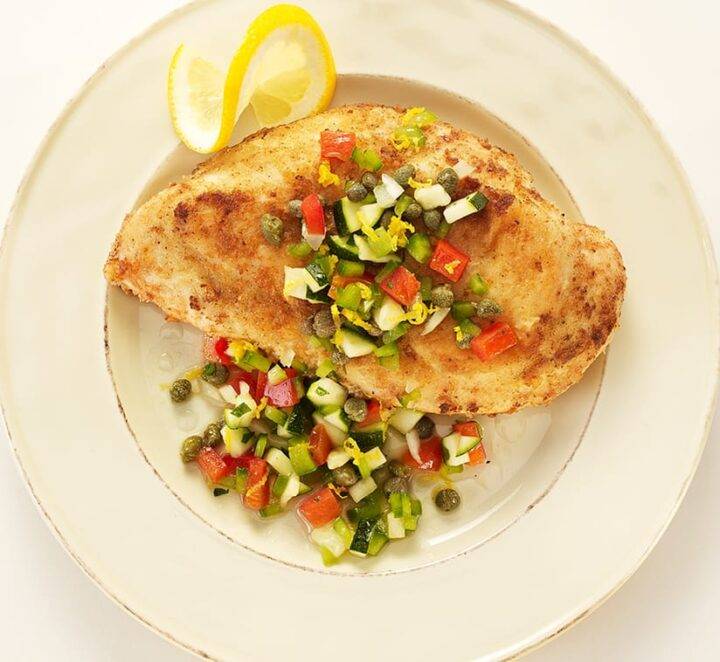 Pechuga de Pollo Empanizada con Ensalada de Verduras