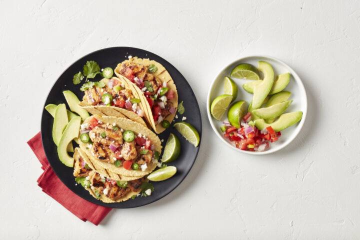 Tacos de Pollo Fajita con Salsa de Tomate y Jalapeño