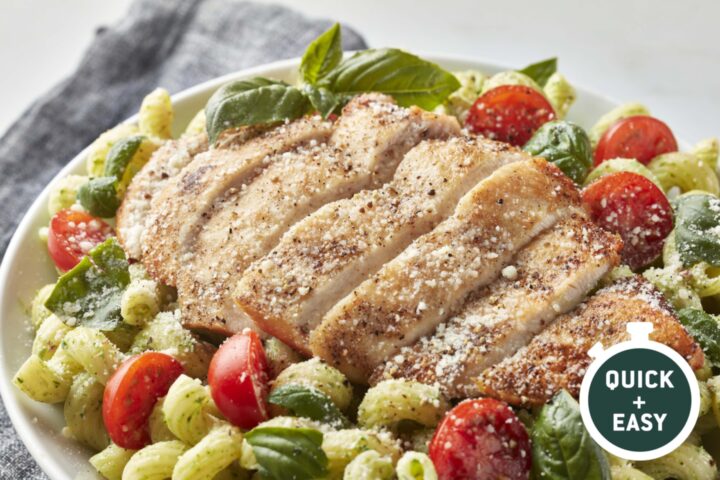 Pasta de pollo al pesto con tomates y albahaca